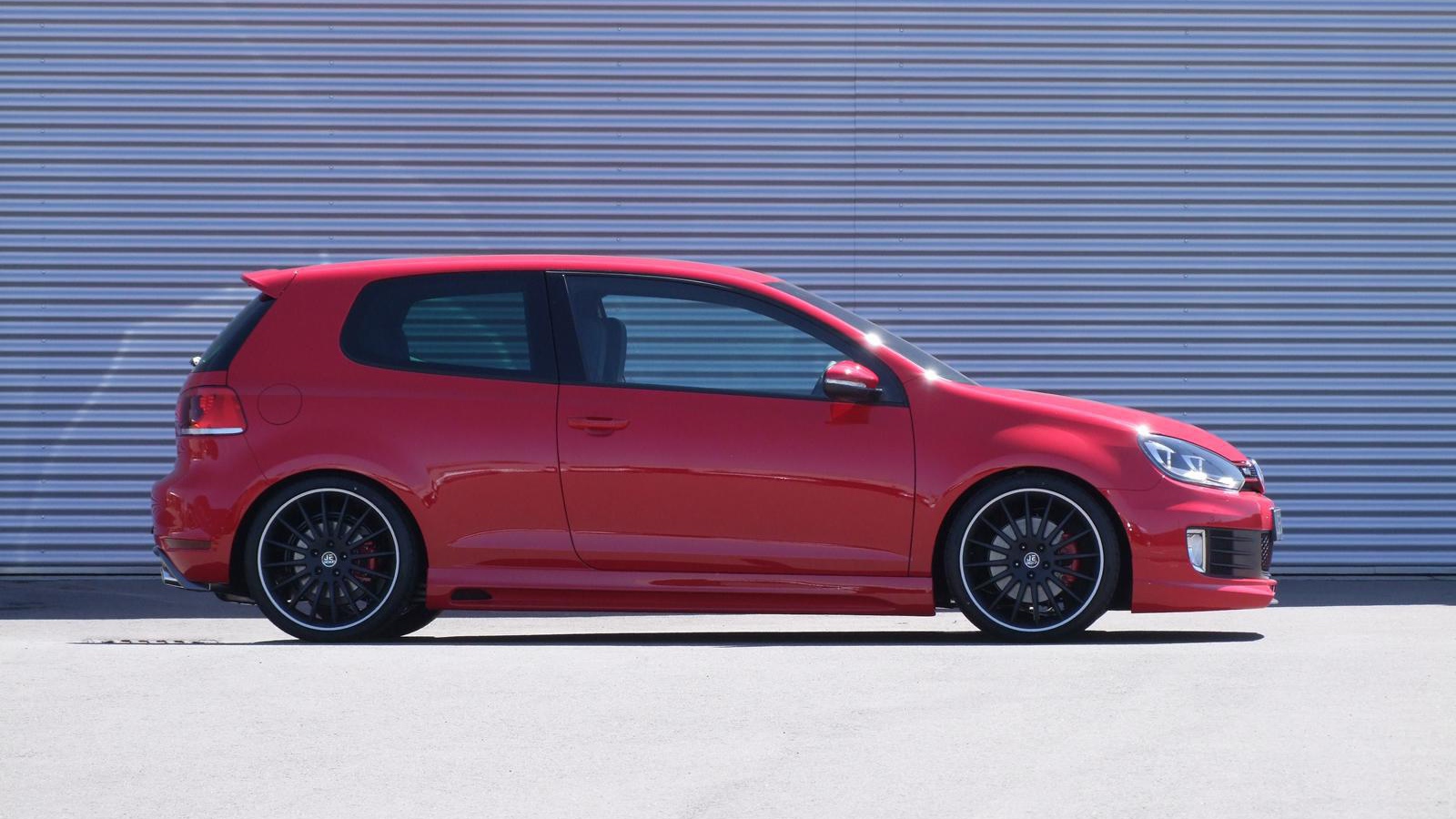 Красивый автомобиль Golf GTI 2014 года