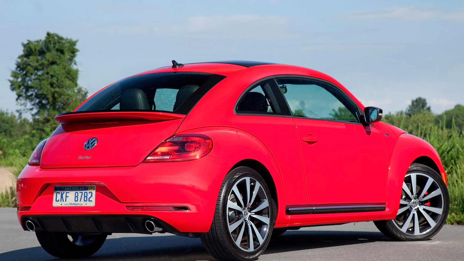 Красивый автомобиль Volkswagen Beetle 2014 в Москве