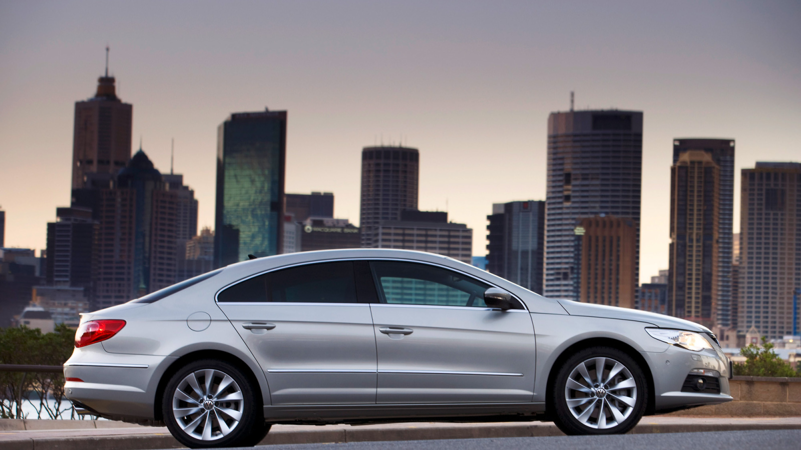 Красивый автомобиль Volkswagen Passat