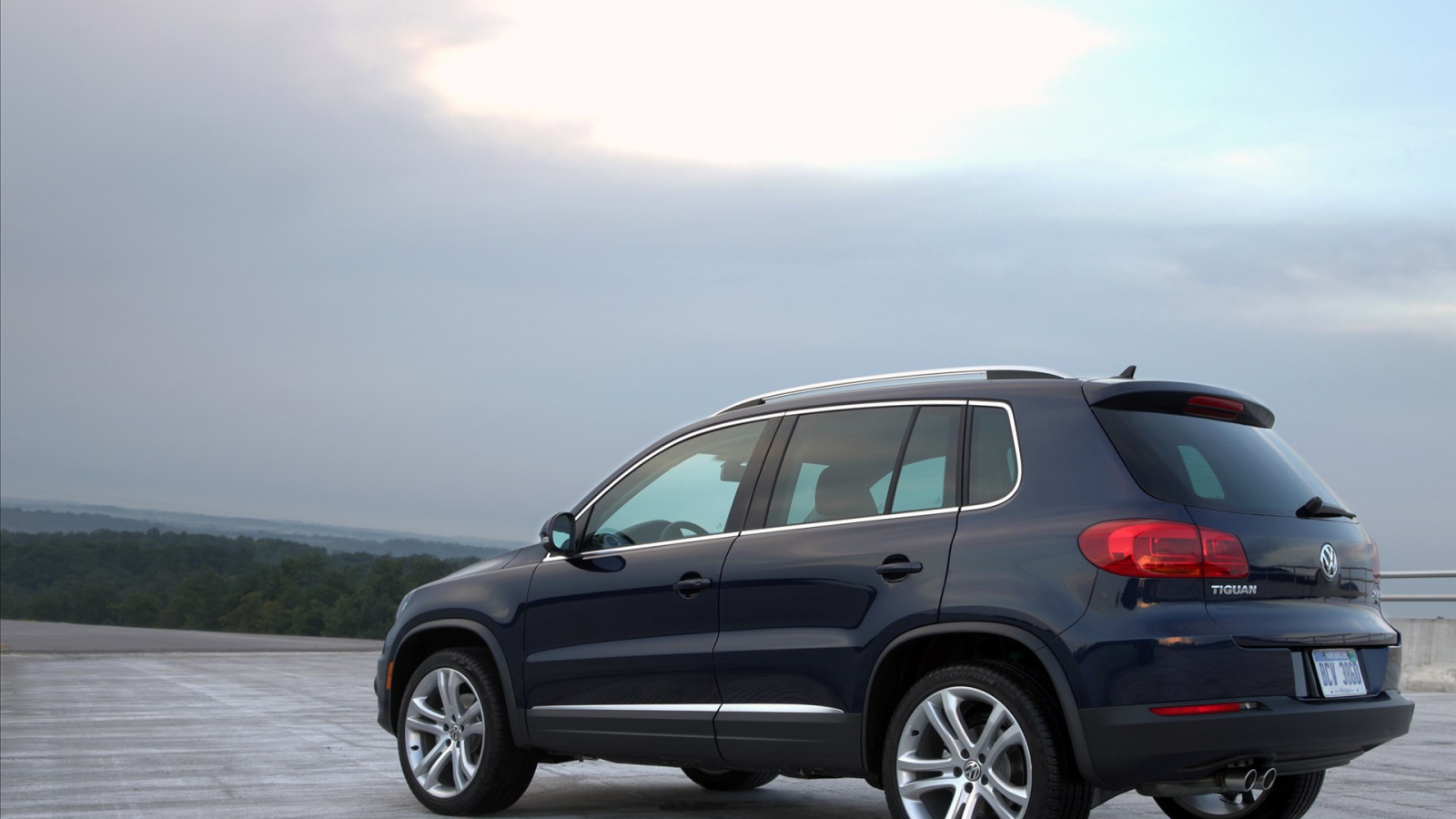 Красивый автомобиль Volkswagen Tiguan