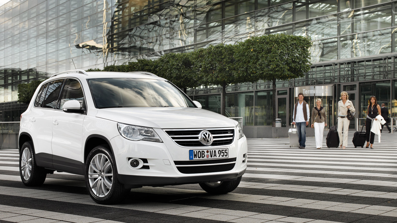 Красивый автомобиль Volkswagen Tiguan в Москве