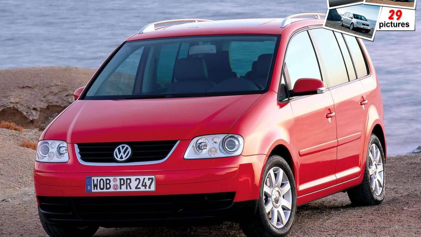 Красивый автомобиль Volkswagen Touran в Москве