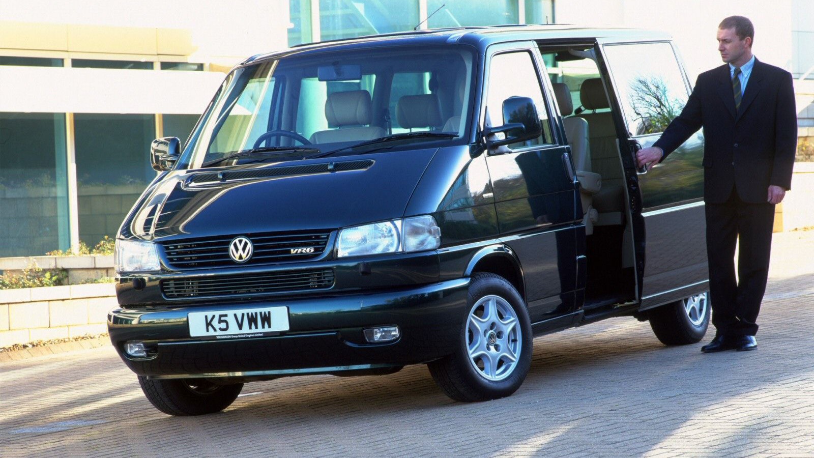 Красивый автомобиль Volkswagen Transporter