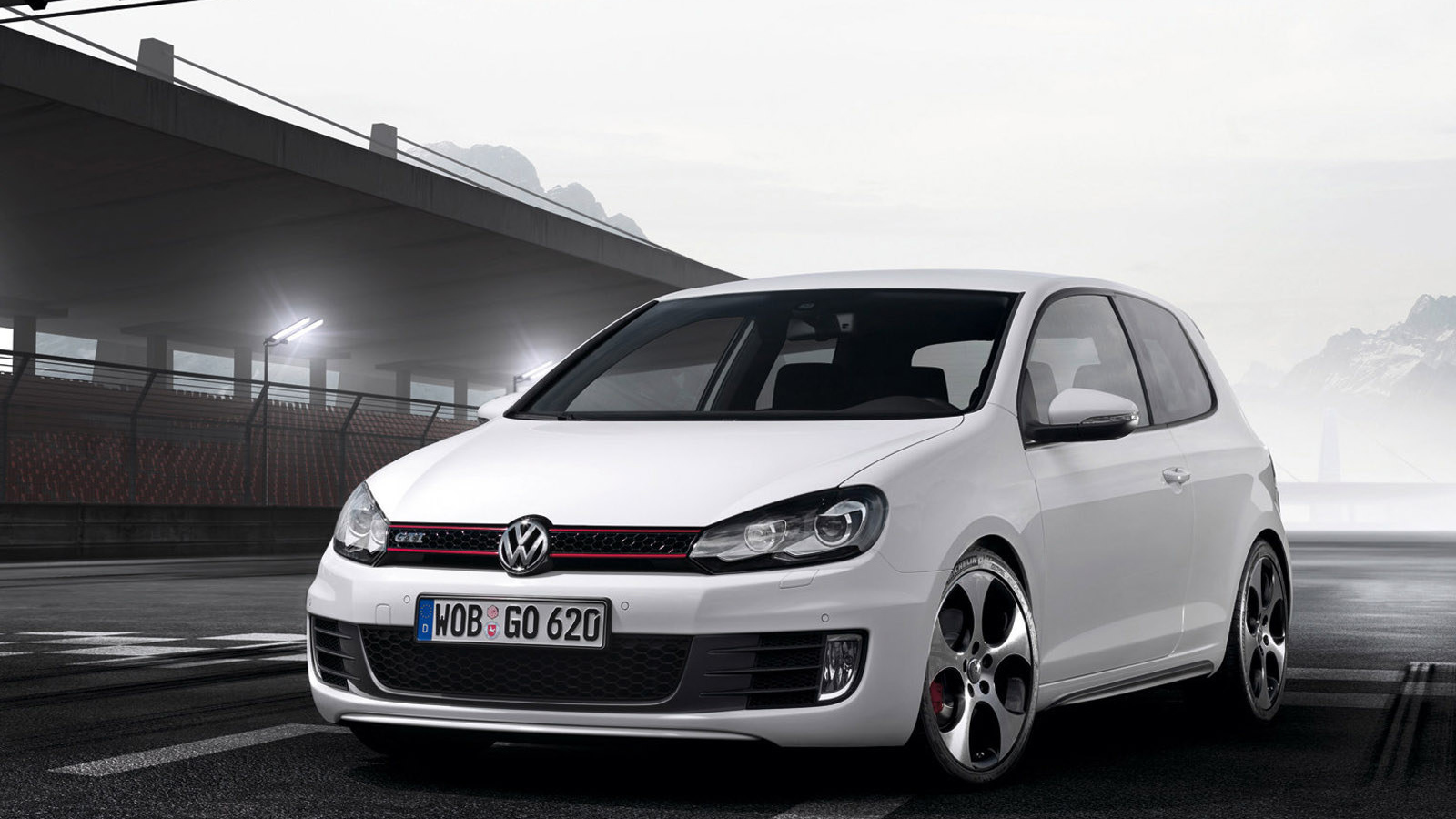 Автомобиль Golf GTI 2014 года на дороге