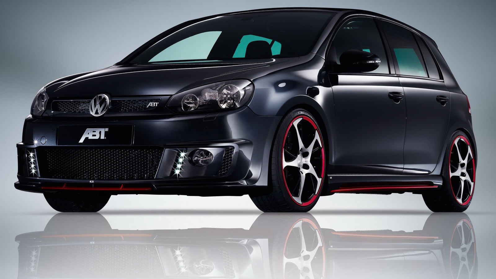 Автомобиль Volkswagen Golf на дороге