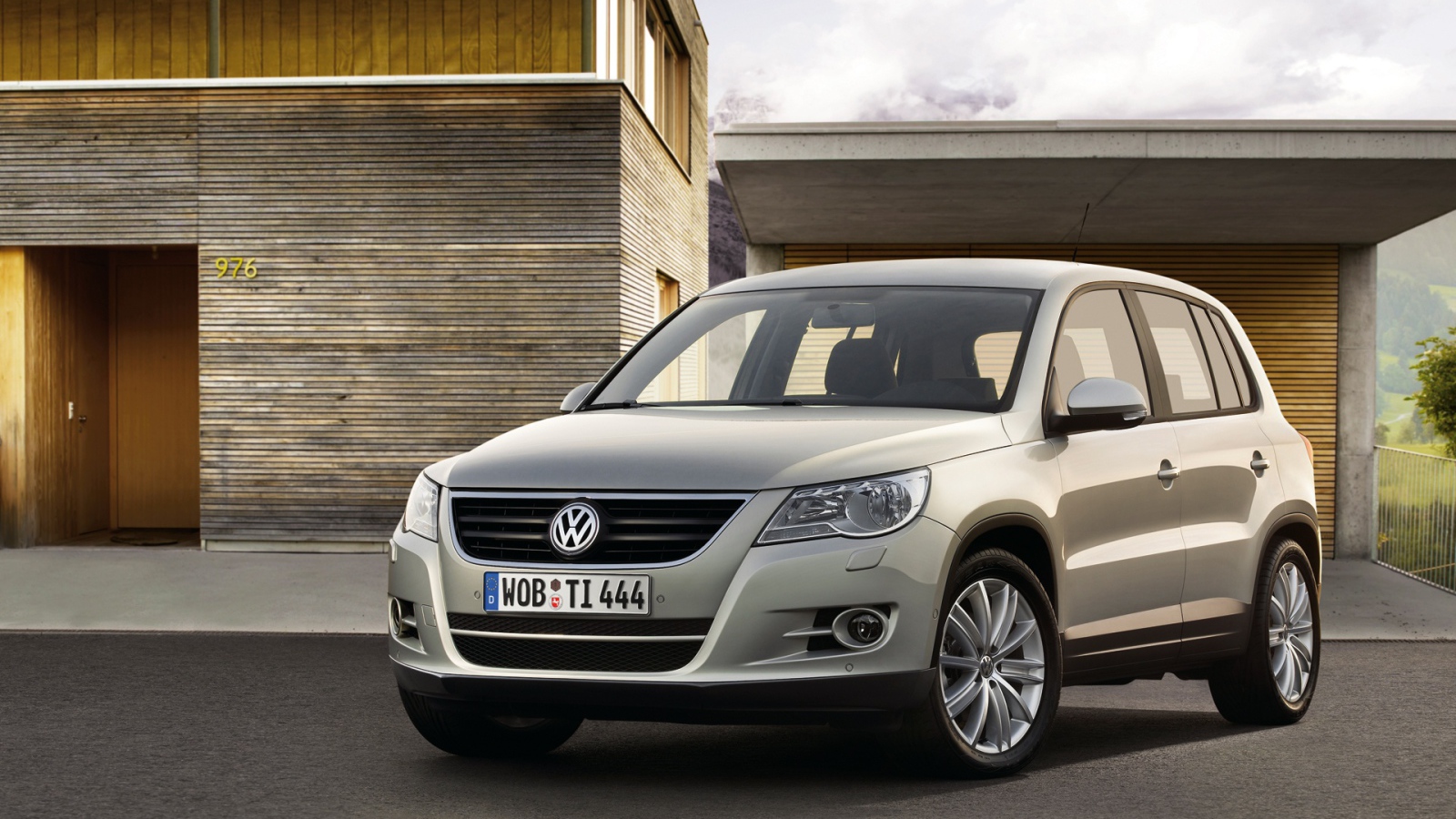 Автомобиль Volkswagen Tiguan на дороге