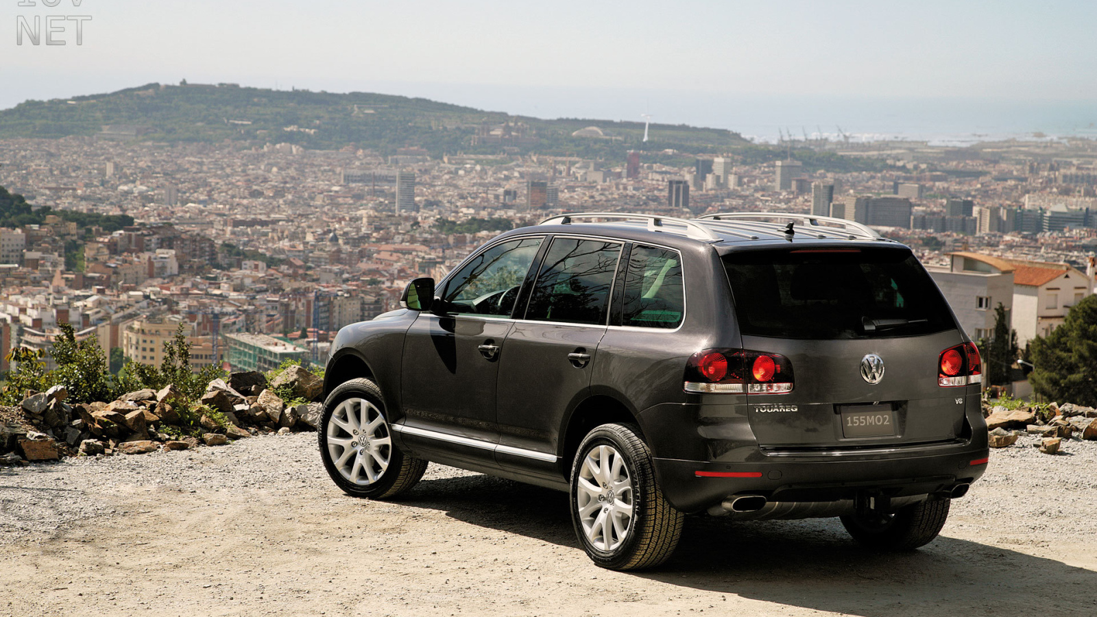 Автомобиль Volkswagen Touareg на дороге