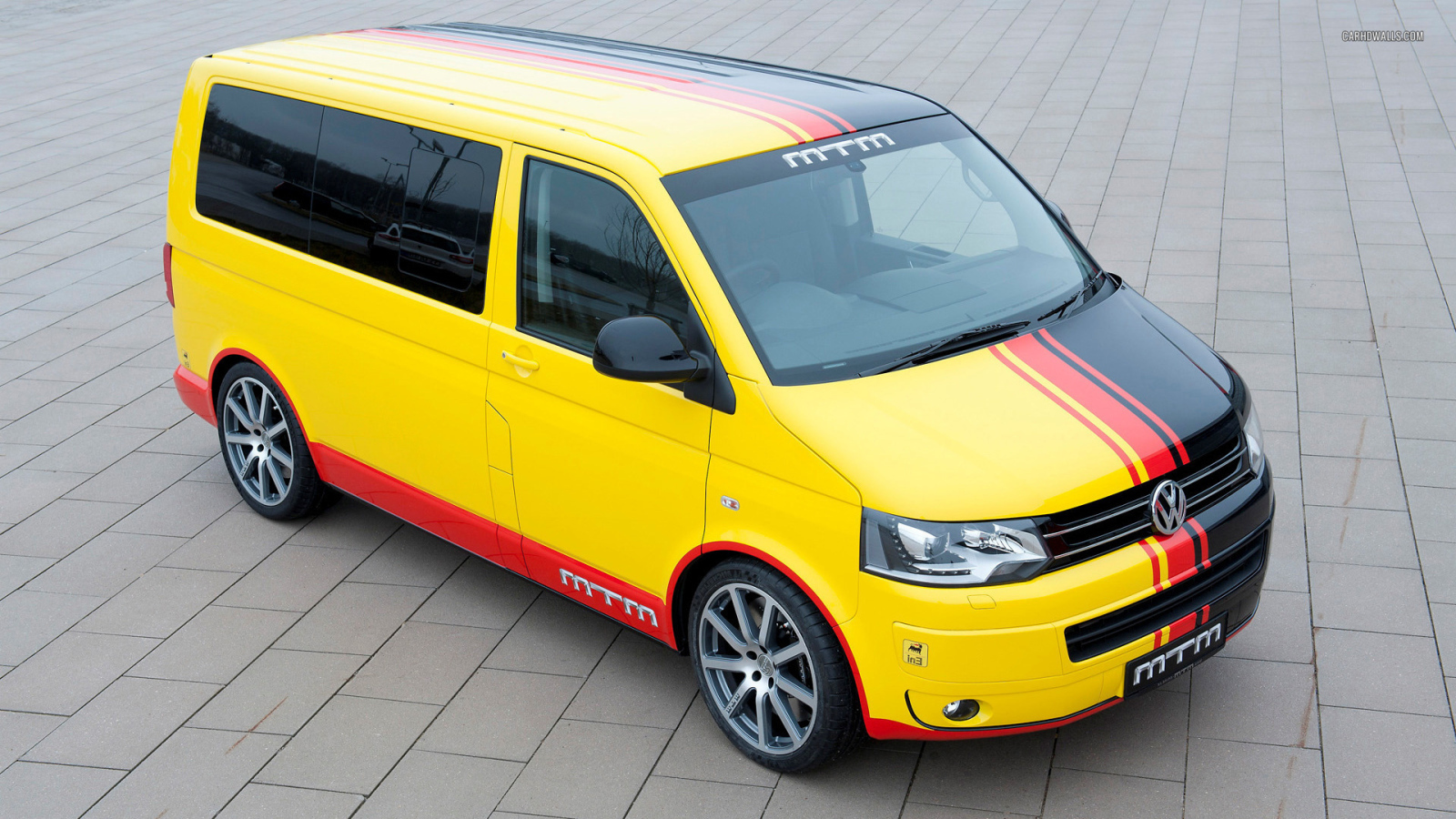 Автомобиль Volkswagen Transporter на дороге