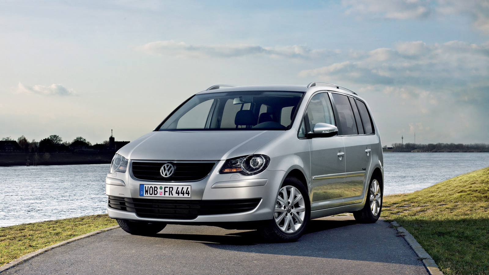 Новая машина Volkswagen Touran