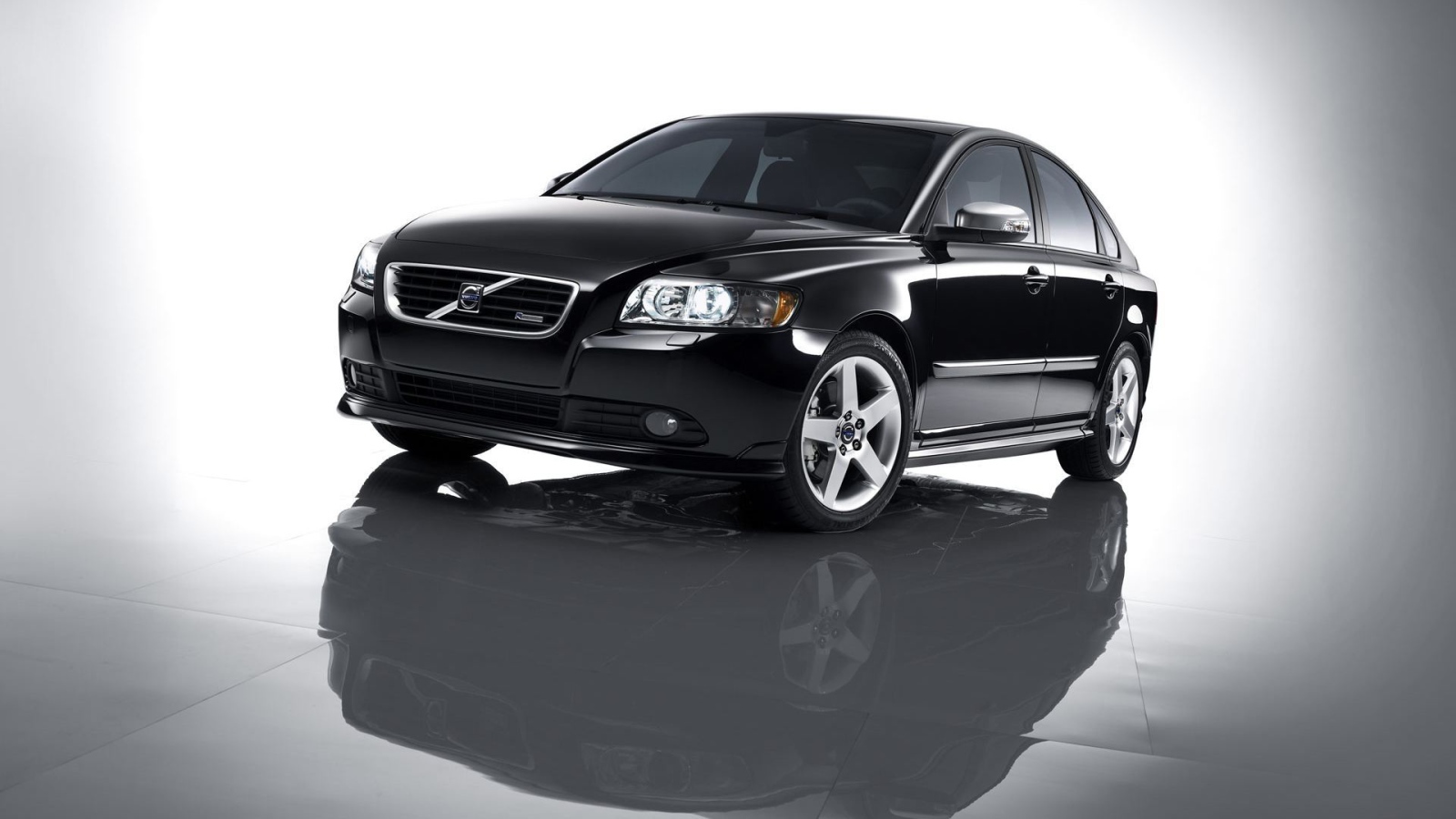   Красивый автомобиль Volvo s40 в Москве