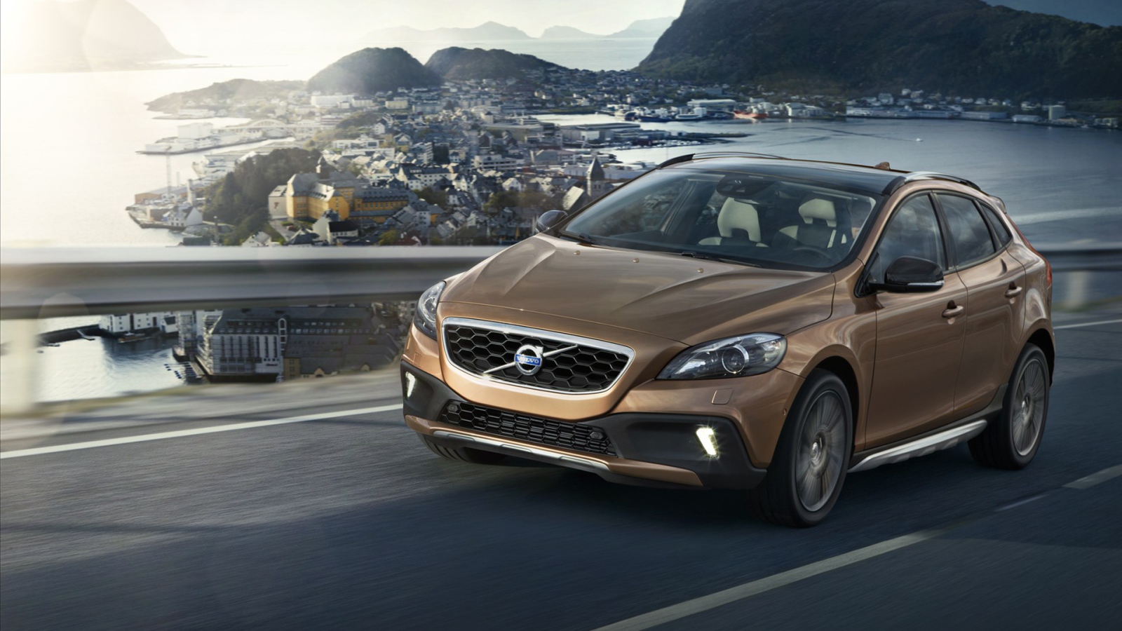 Красивый автомобиль Volvo v40 Cross country в Москве