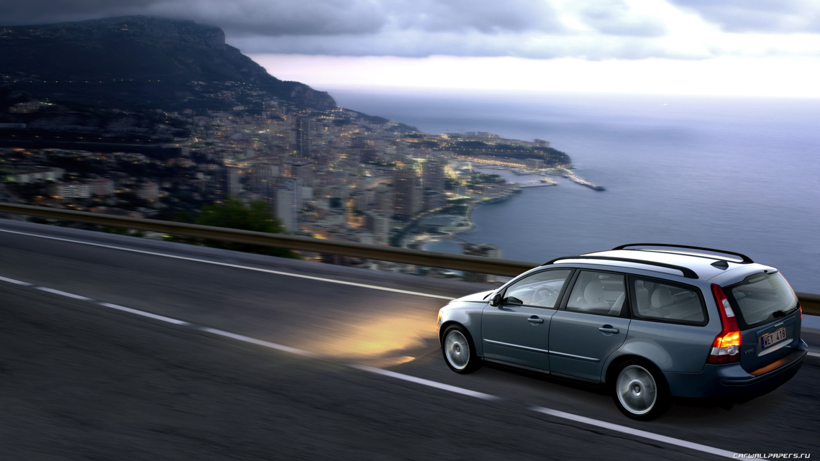 Красивый автомобиль Volvo v50