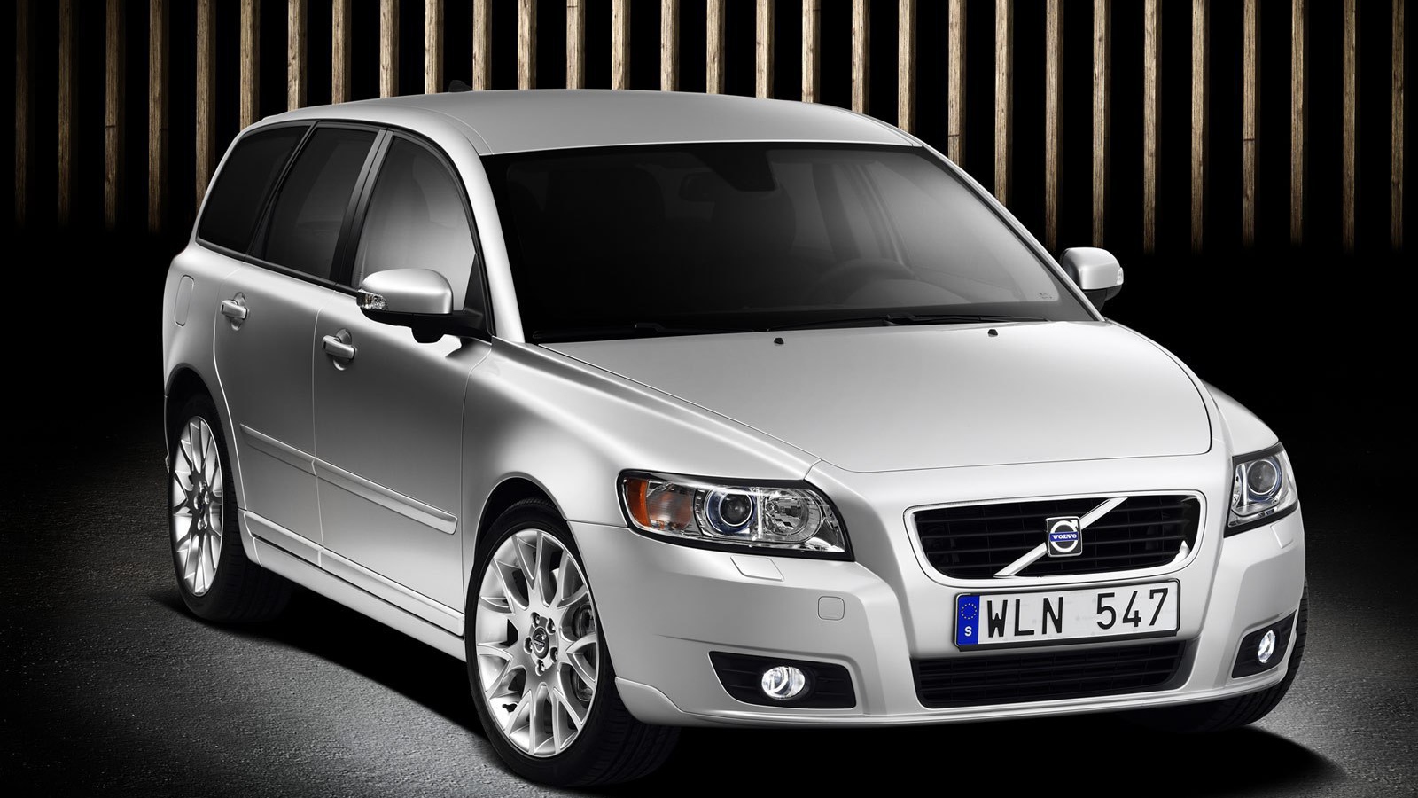  Красивый автомобиль Volvo v50 в Москве