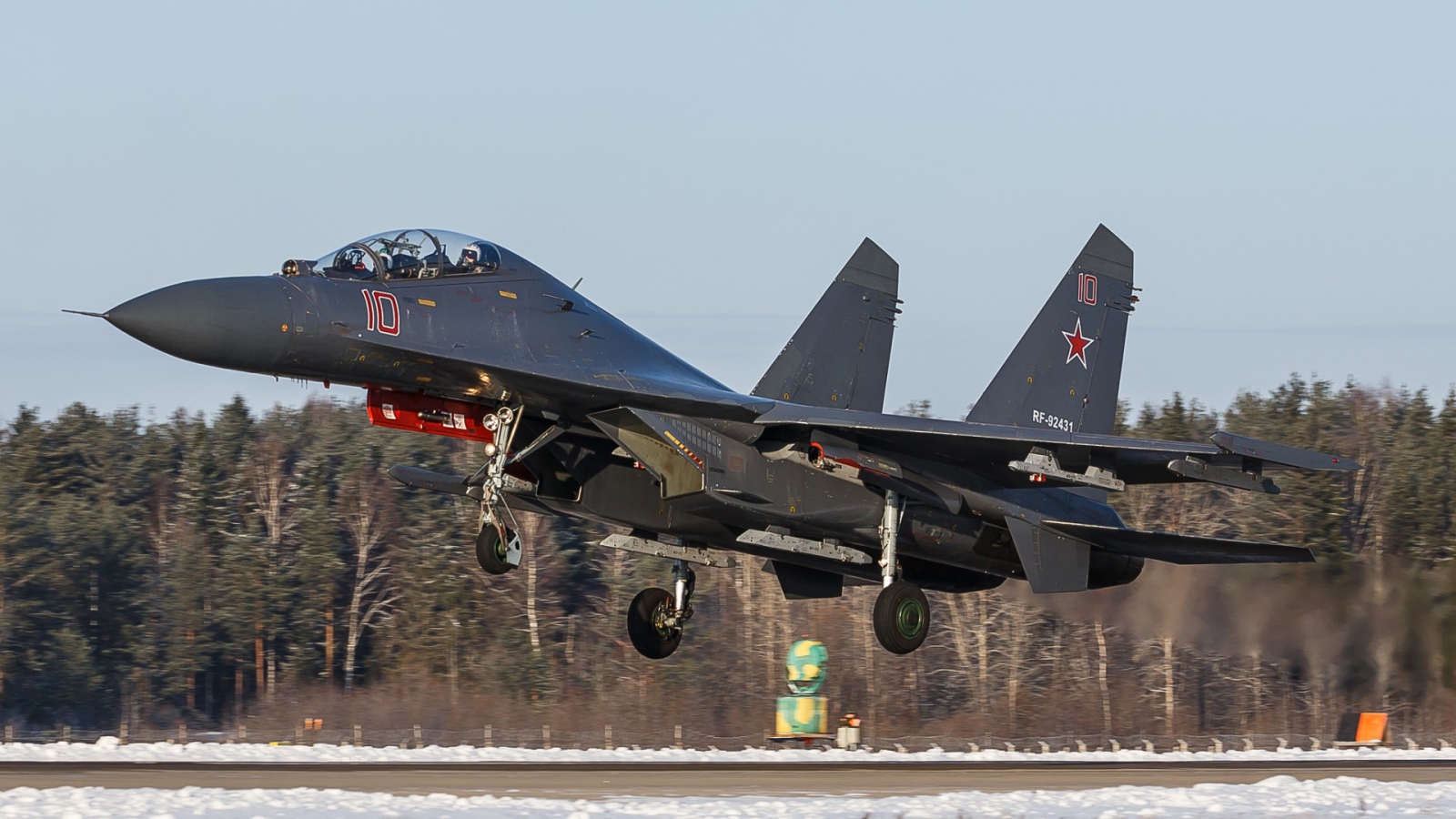 Посадка российского истребителя