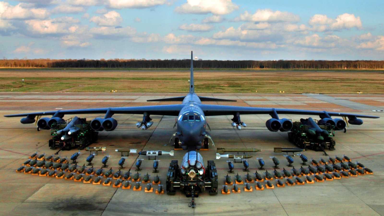 Военный самолет B-52