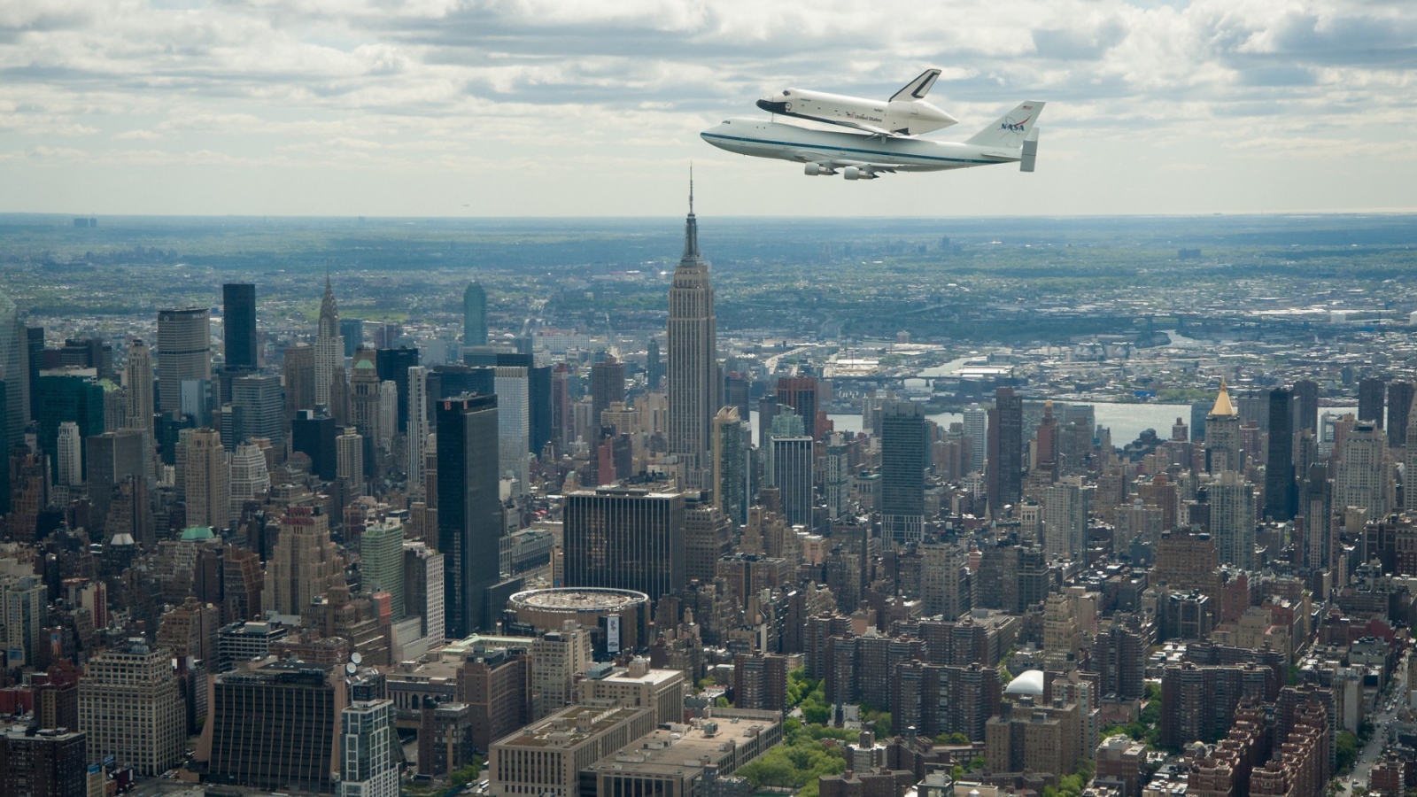 	  Plane over new York