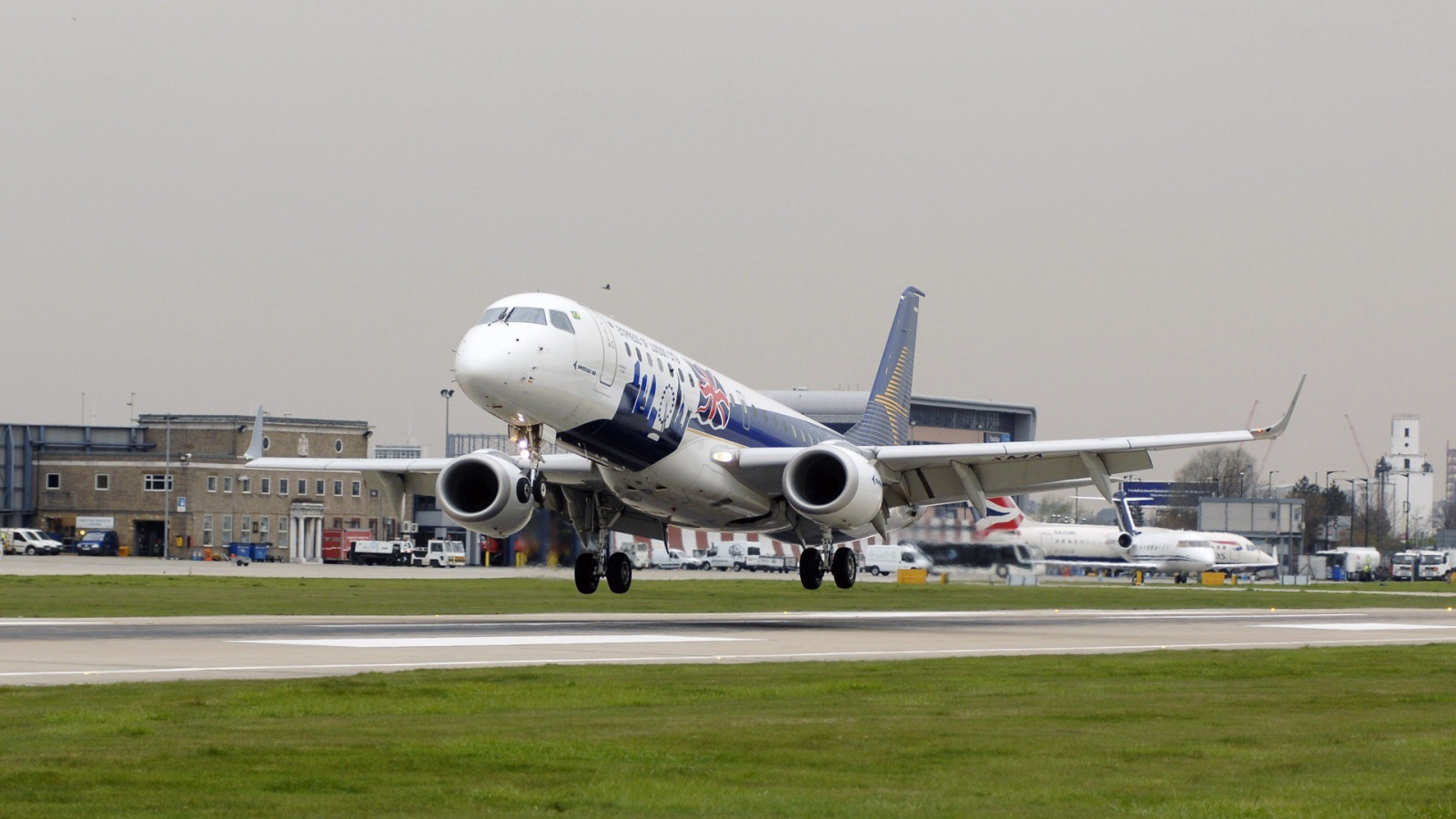 Самолет оторвался от земли