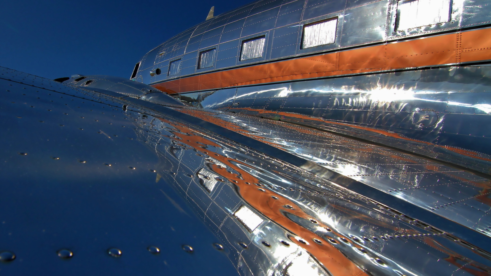 Заклепки на крыле самолета