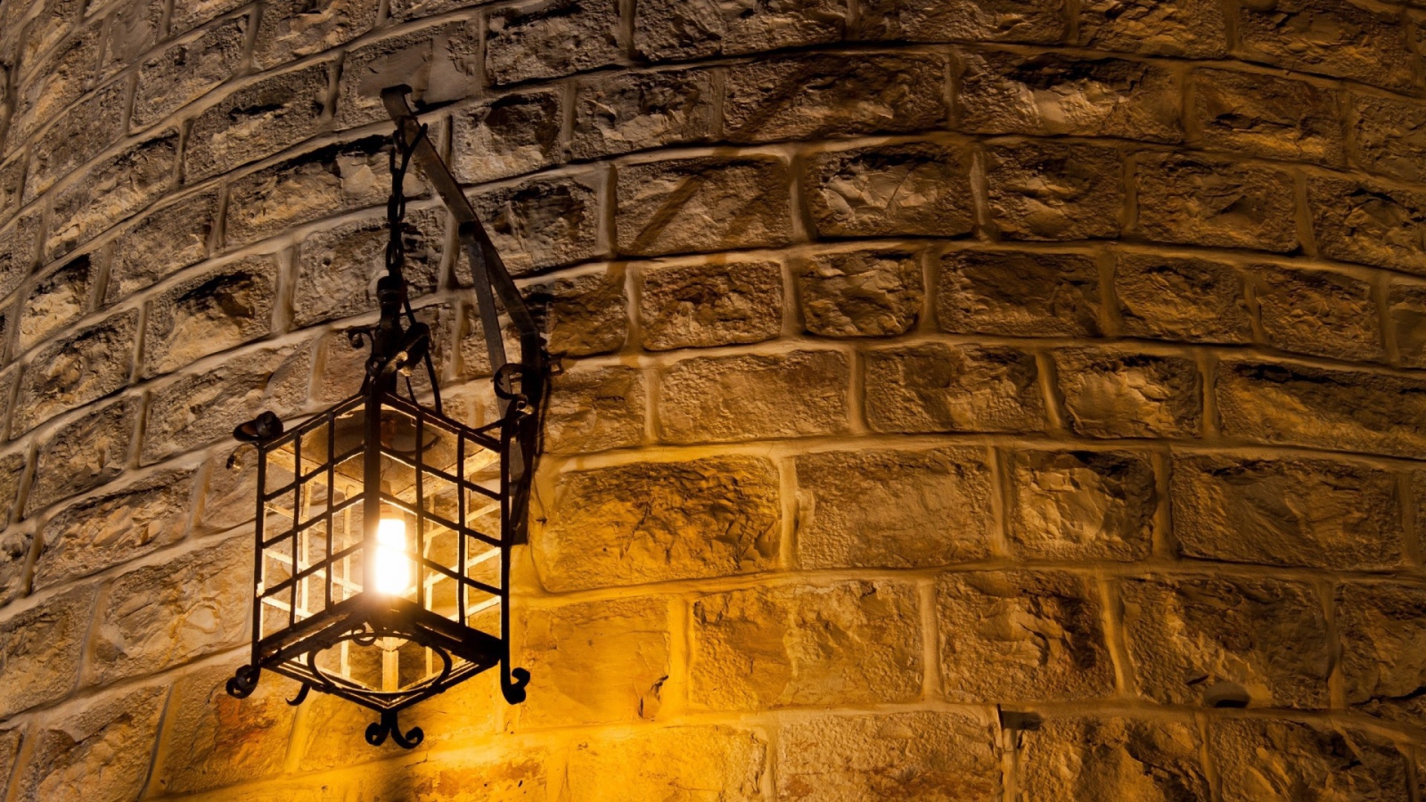 Фонарь на стене