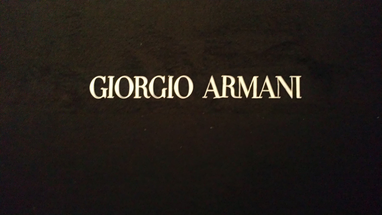 Известный бренд Giorgio Armani