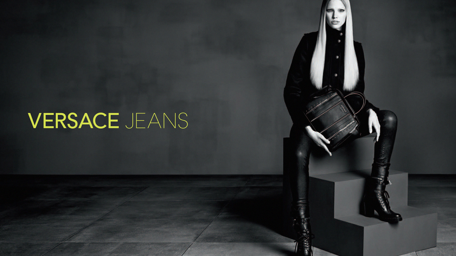 Девушка в джинсах от Versace