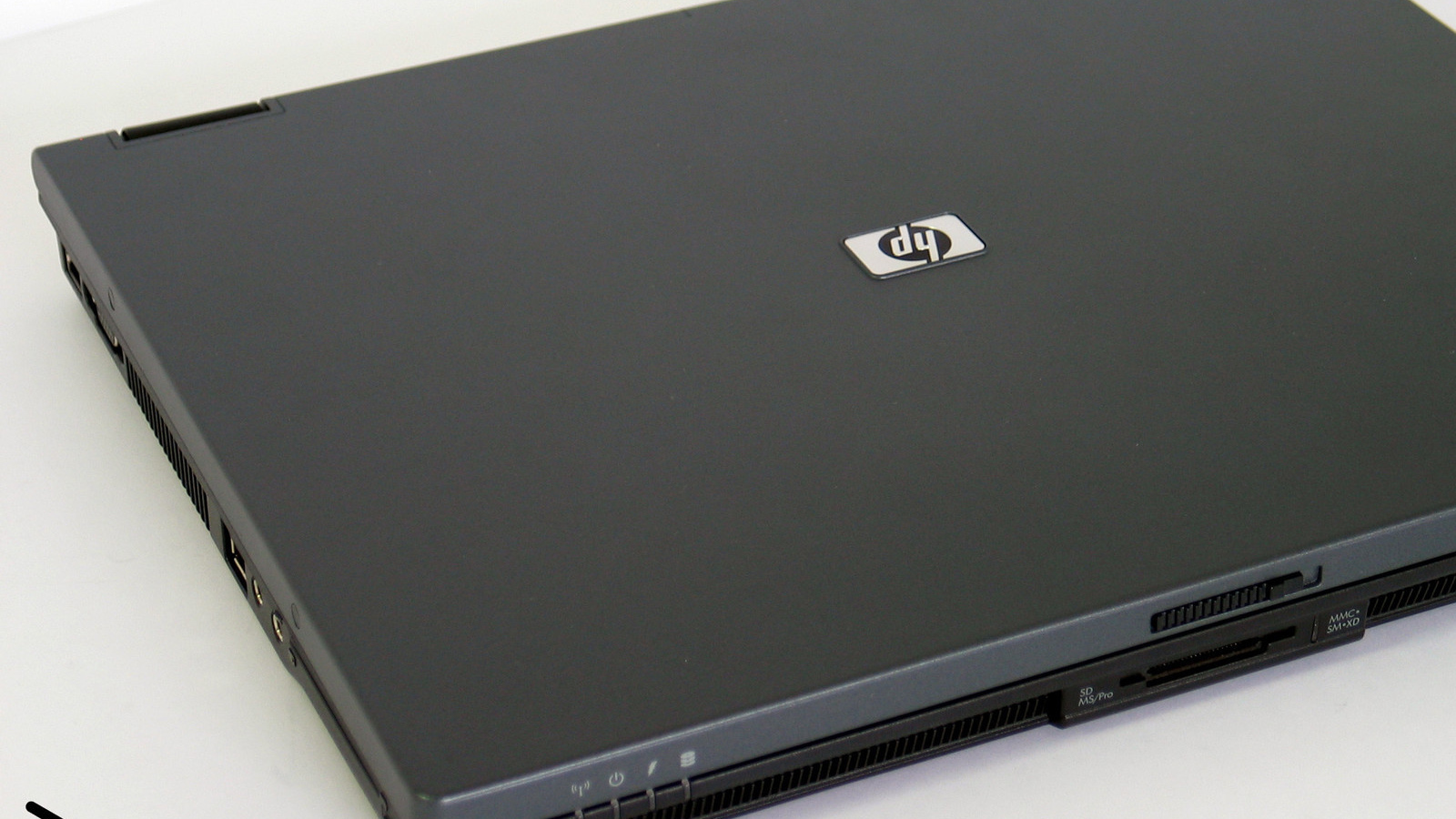 Серый ноутбук HP