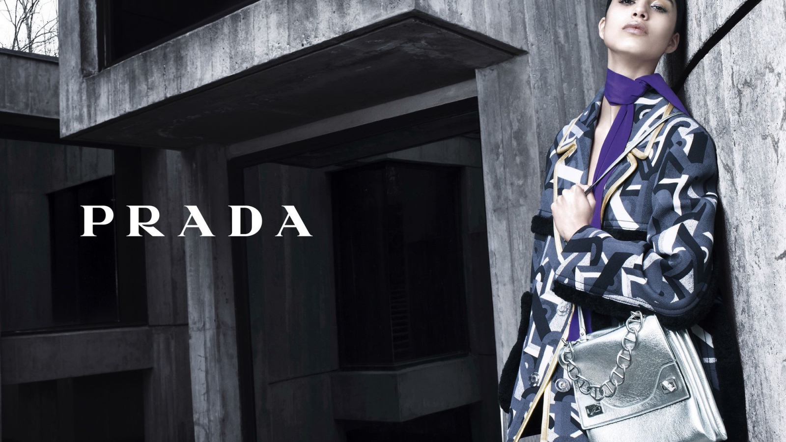 Модель в одежде Prada