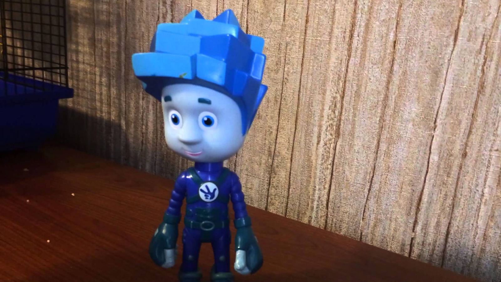 Синий герой мультфильма Фиксики