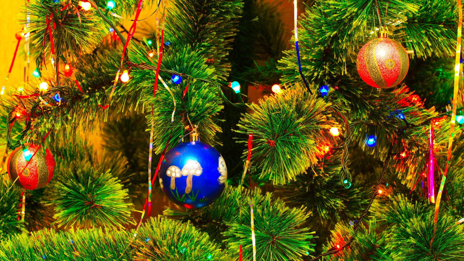 Елка с синим шаром