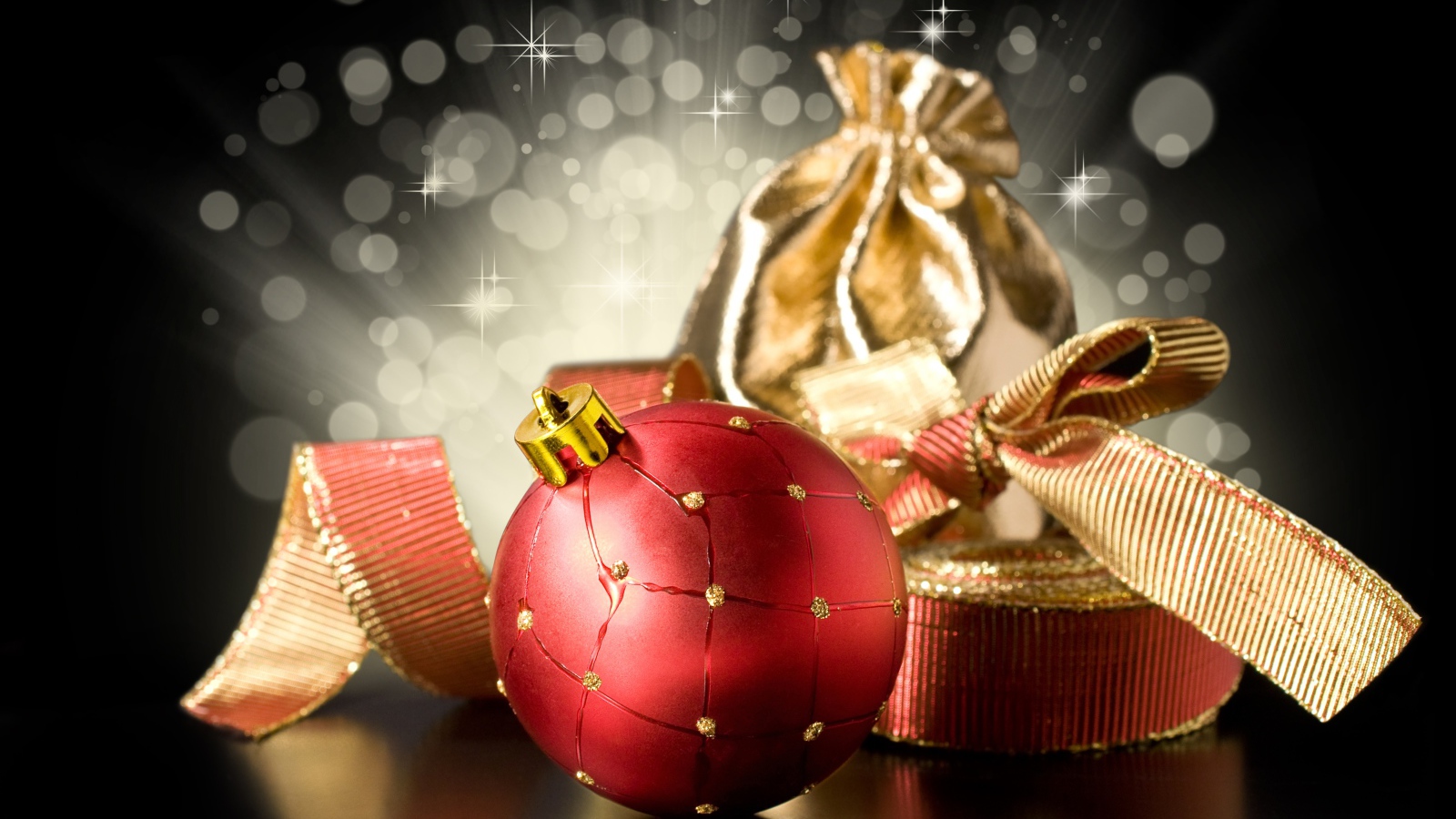 Красный шар и золотой бант