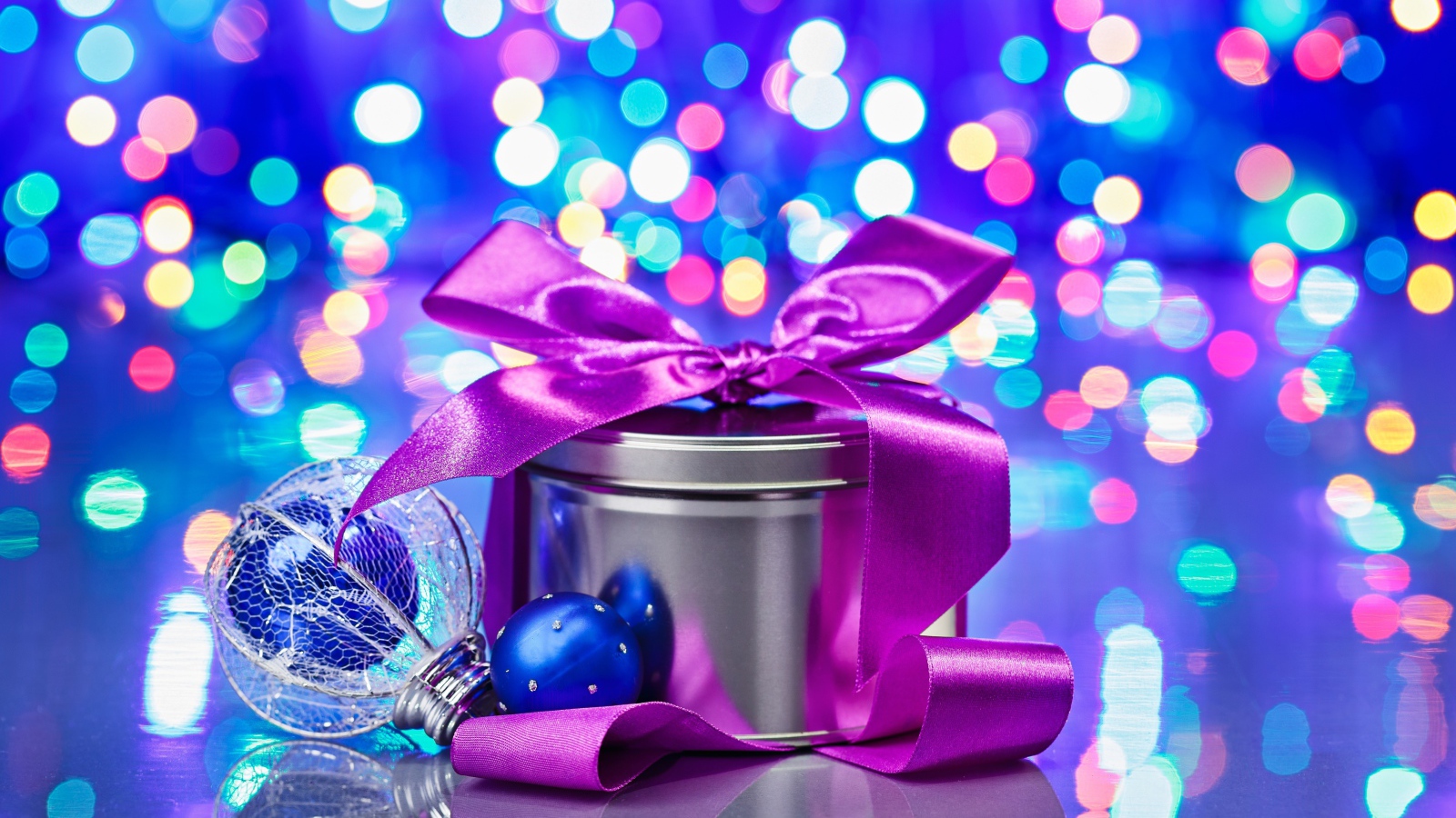 Коробка с лентой и игрушка