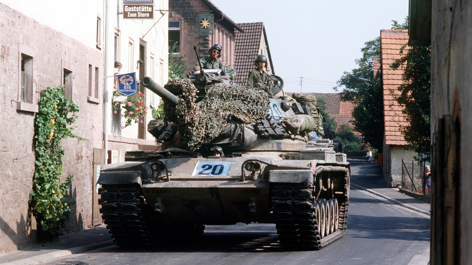 Танк на улице города