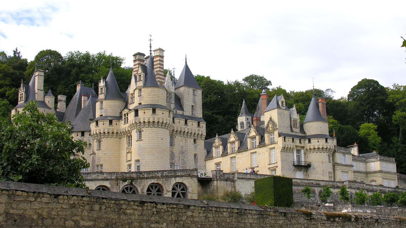 Старинный дворец из желтого камня