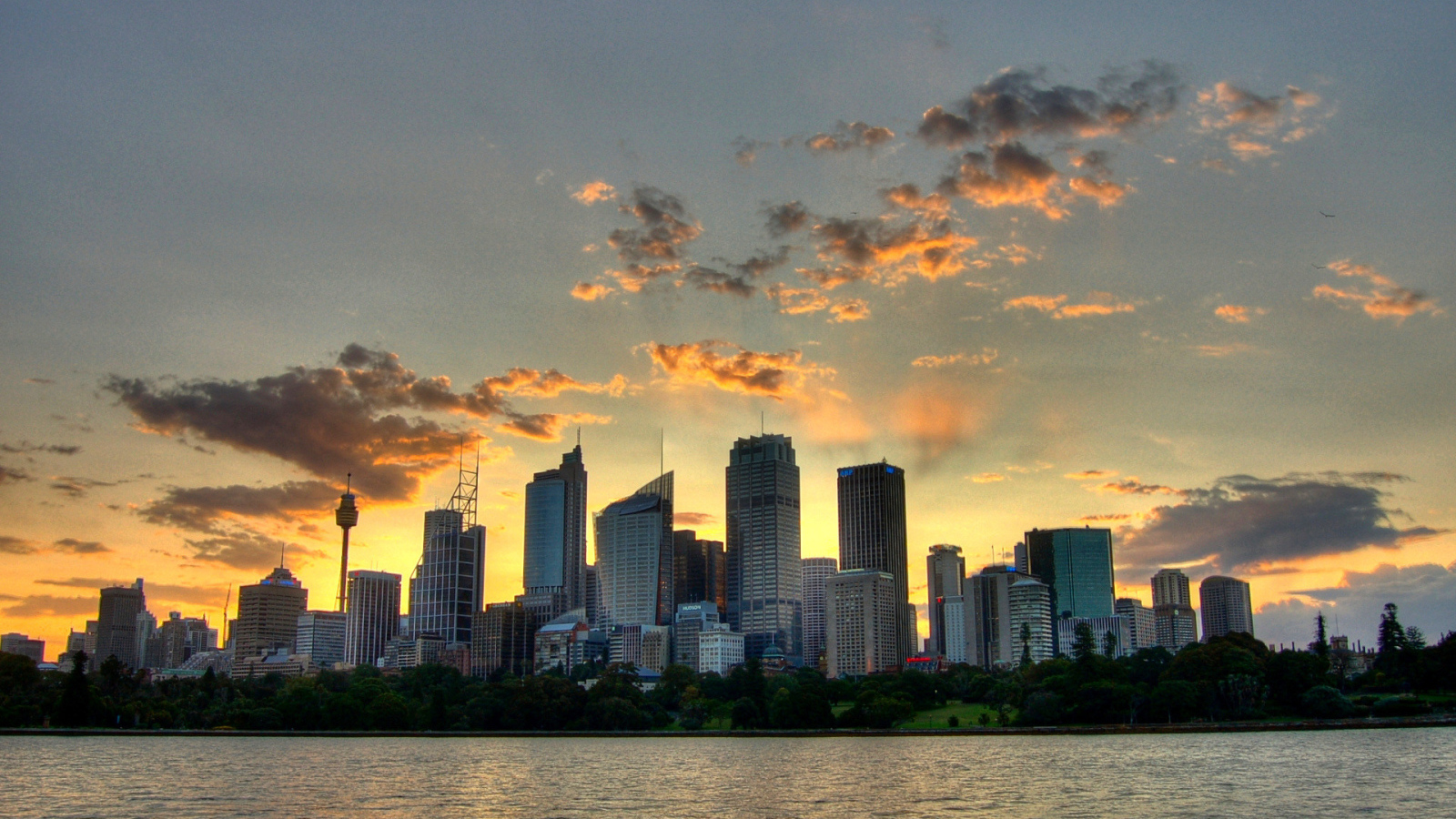 Закат за небоскребами