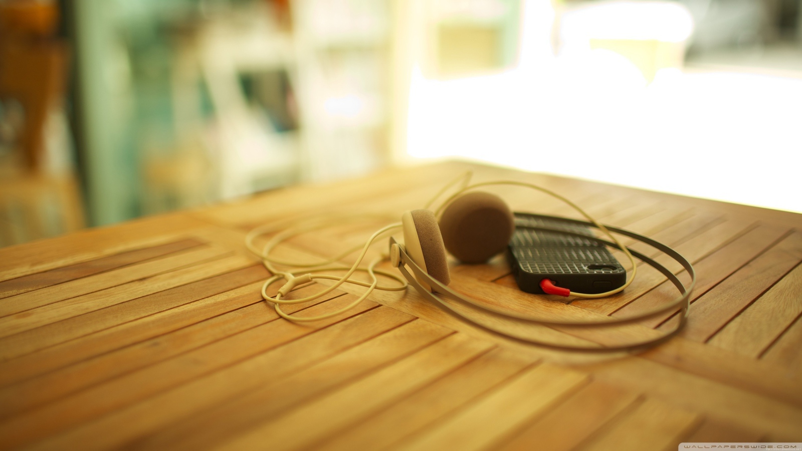 Айфоне с наушниками