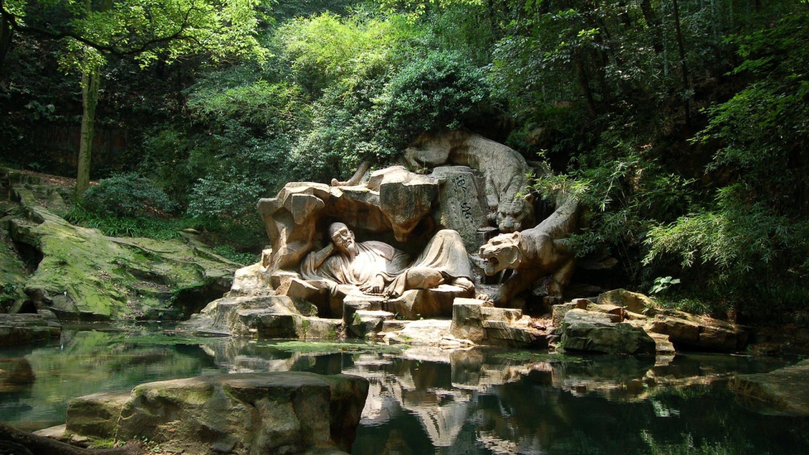 Будда у озера