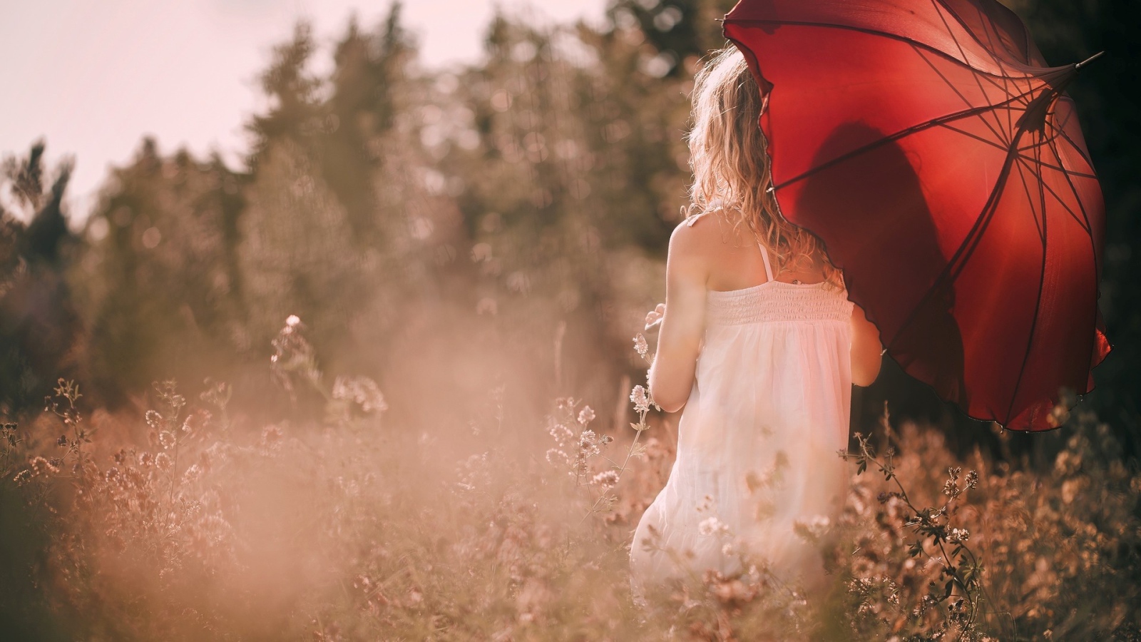 Девушка с красным зонтом