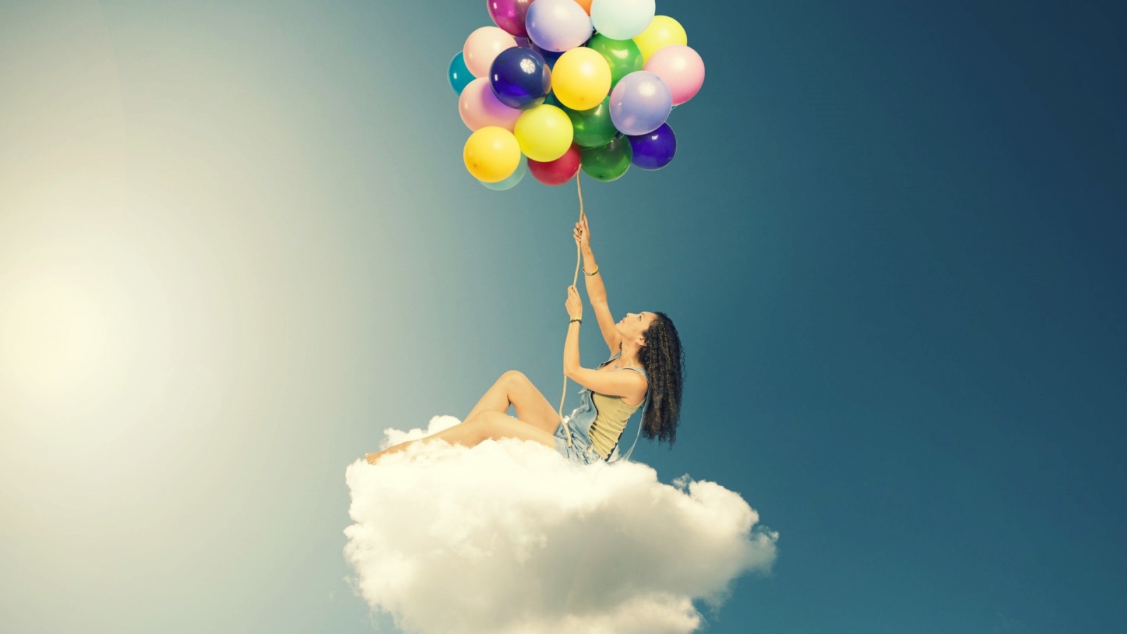 Девушка с шарами на облаке