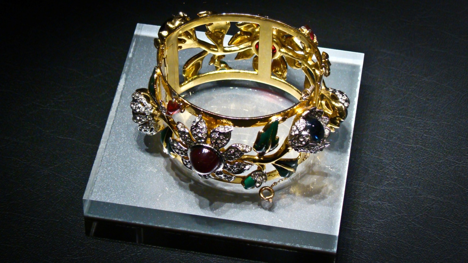 Золотой браслет с бриллиантами