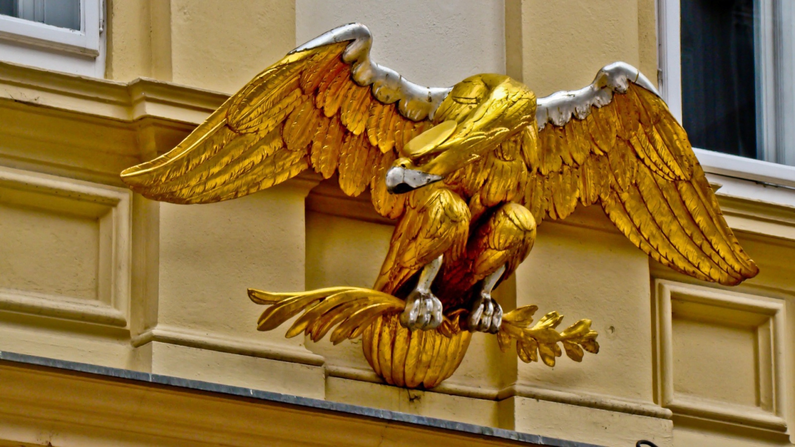 Золотой орел на фасаде здания