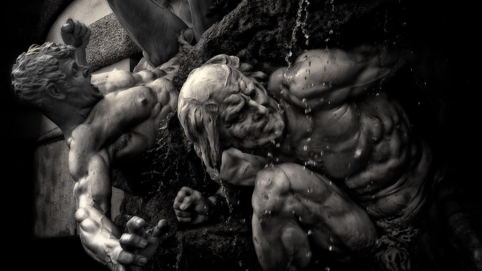 Mускулистые скульптуры