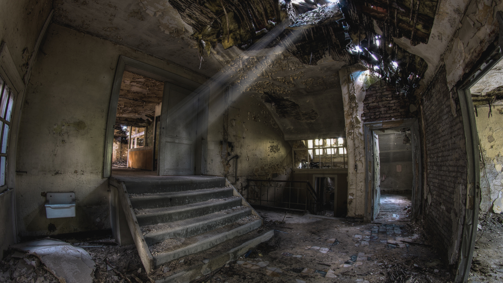 Разрушенный дом с дырой в потолке