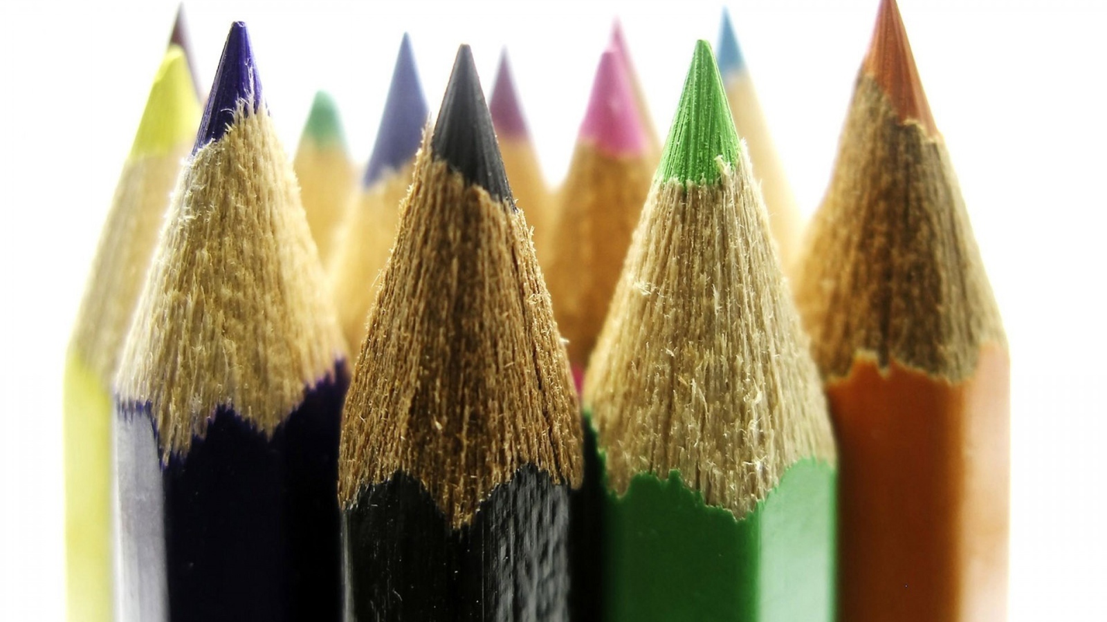 Заточенные цветные карандаши