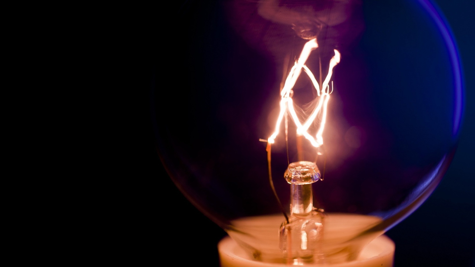 Лампа на черном фоне