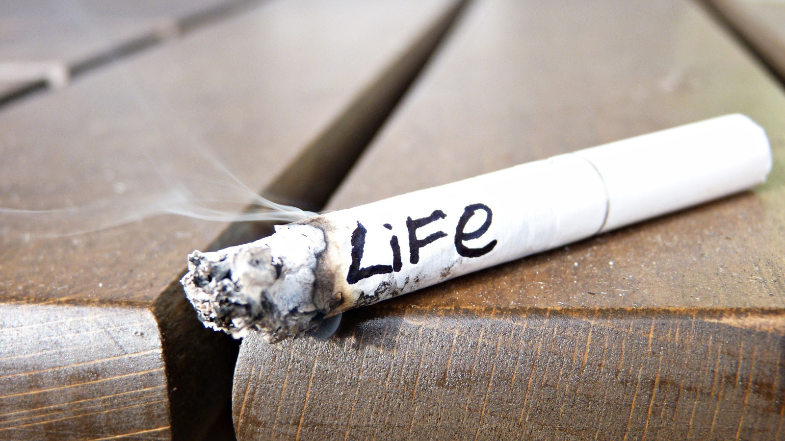 С сигаретой сгорает жизнь