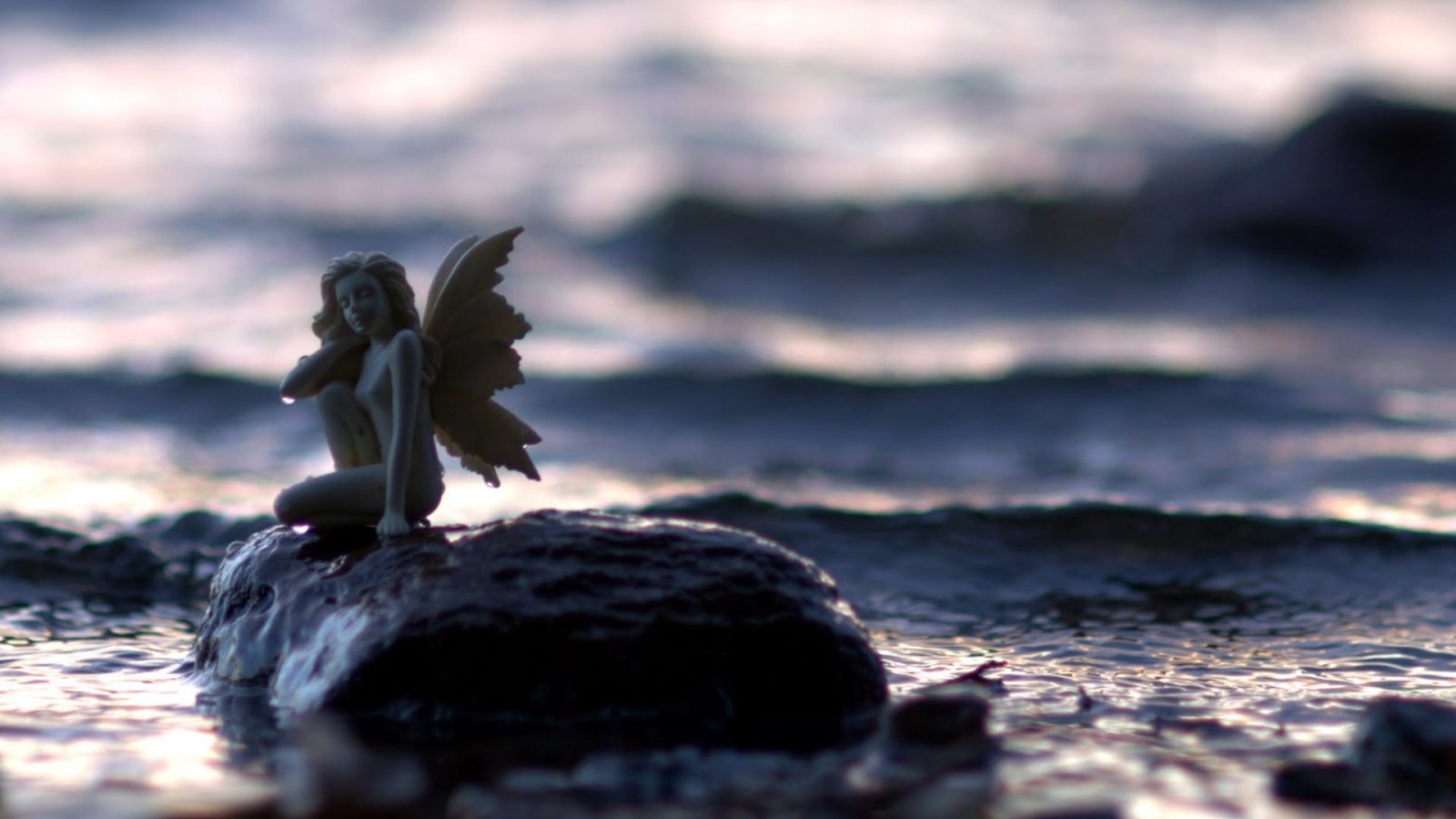 Статуэтка ангела на камне