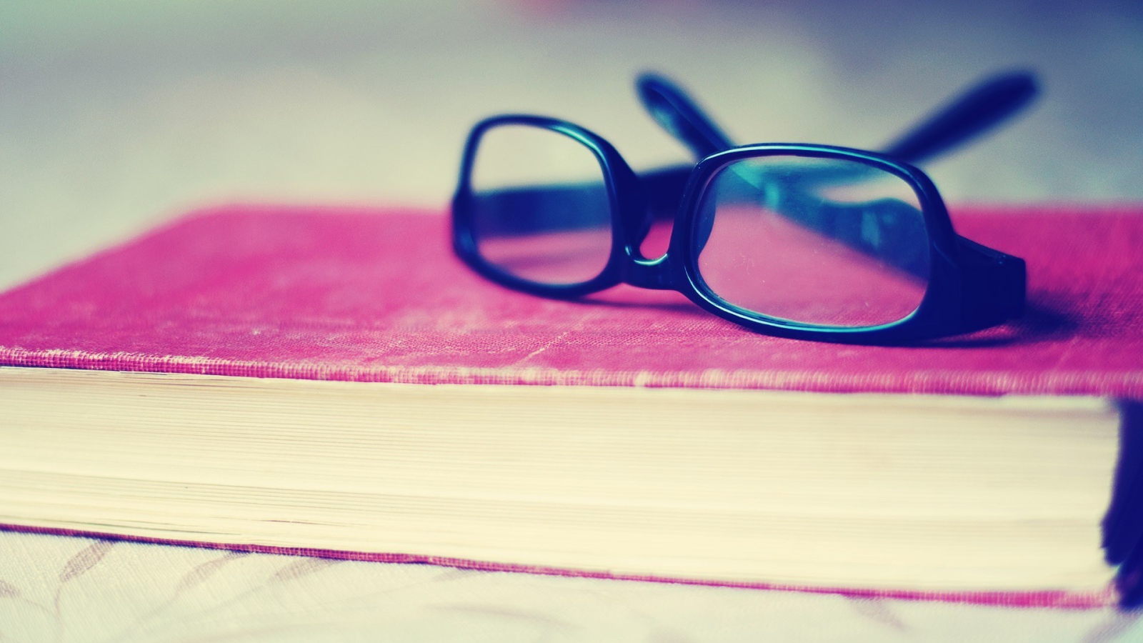 Очки на розовой книге