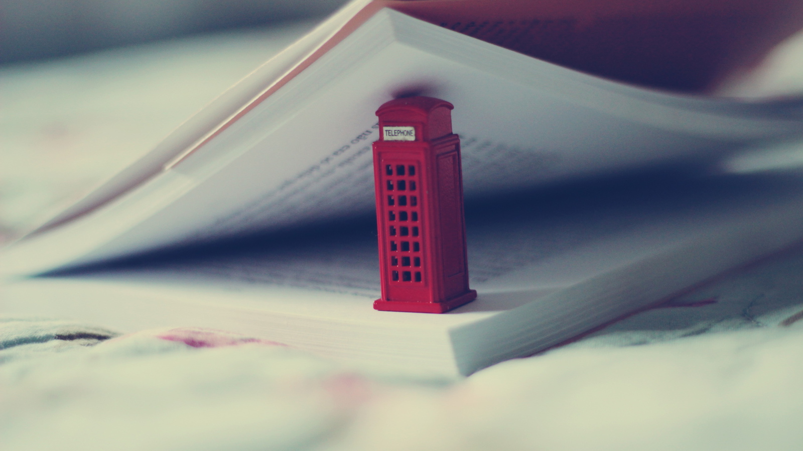 Телефонная будка в книге