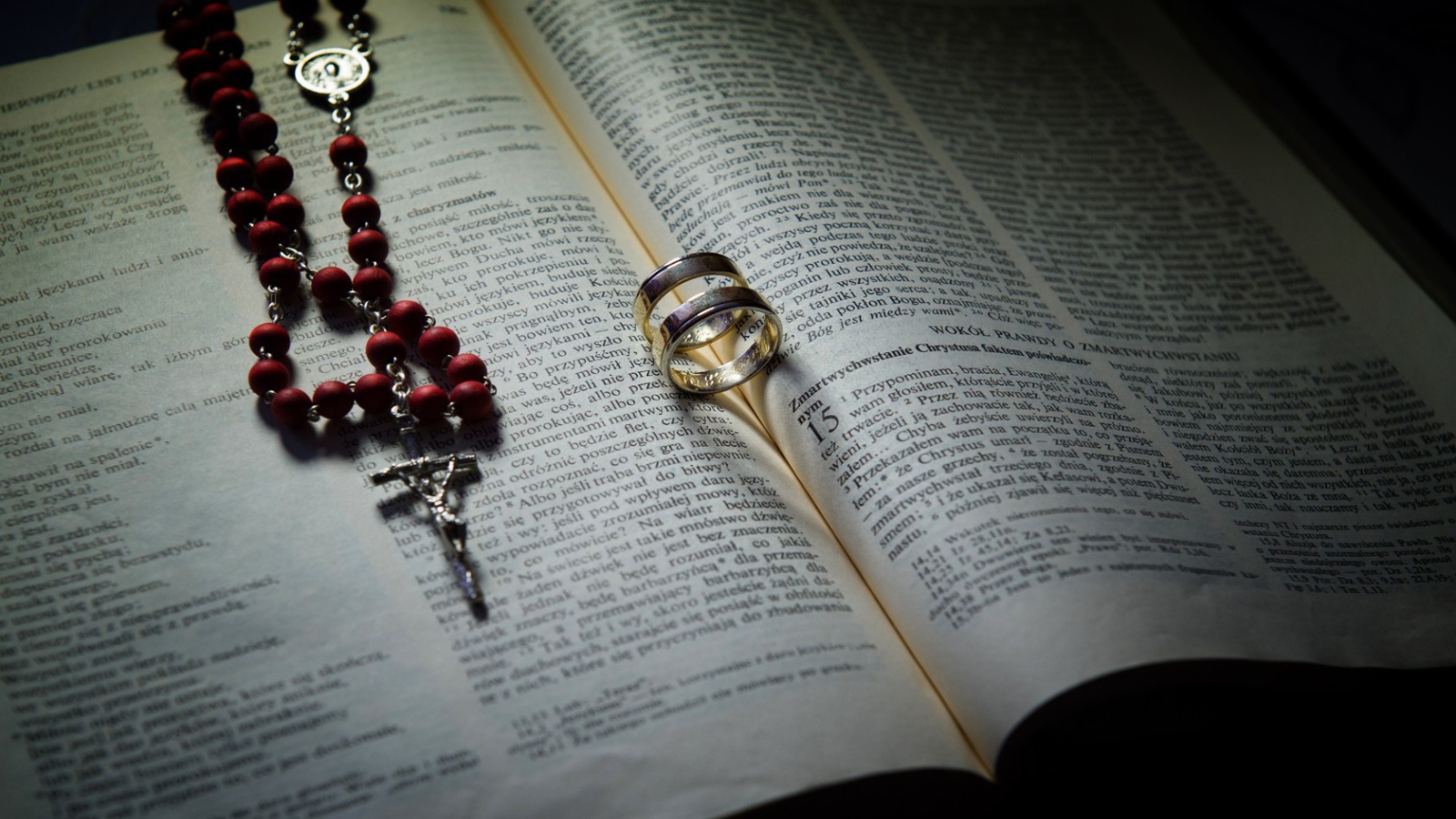 Два кольца на книге