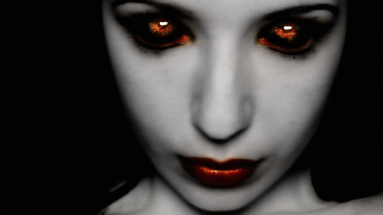 Огненные глаза у девушки вампира